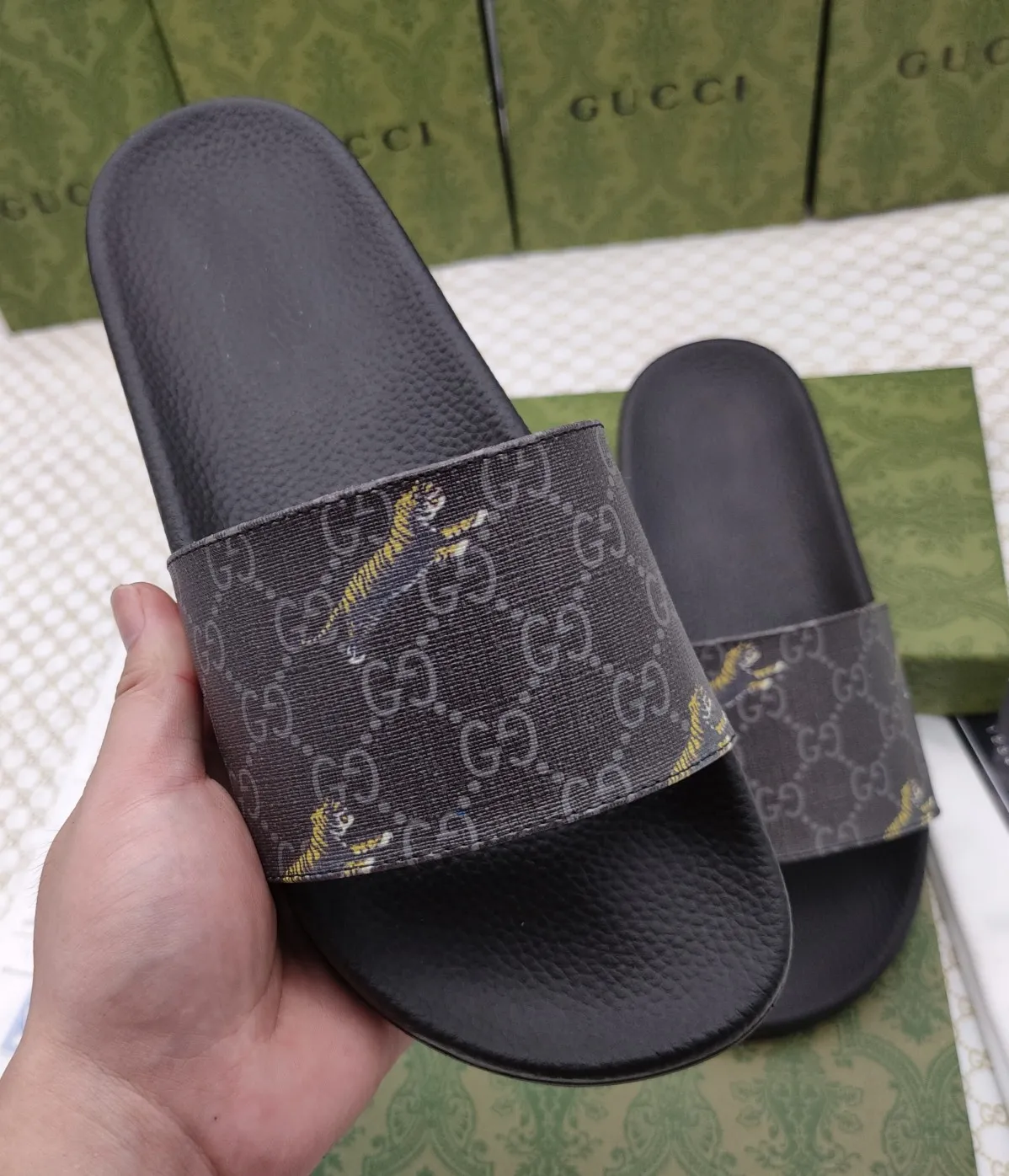 👟👟Ex-factory price 220👟👟 Couple model 🎗Gucci "Gucci" slippers, a much-anticipated one, so beautiful that it will melt your hearts❤,! It is simply a masterpiece of extraordinary craftsmanship. It is a must-have for everyone. It is made by open molding. The foot feels Q-elastic and super soft. The upper foot is super delicate. Size number (35~47), exclusive model, with many layouts, there is always one you like🎉🎉